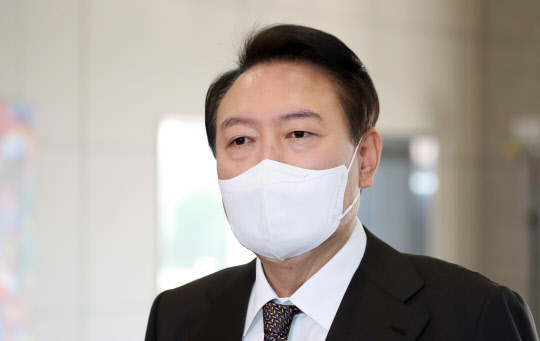 윤석열 대통령이 지난 11일 서울 용산 대통령실 청사로 출근, 취재진의 질문에 답하고 있다. 대통령실통신사진기자단=연합뉴스